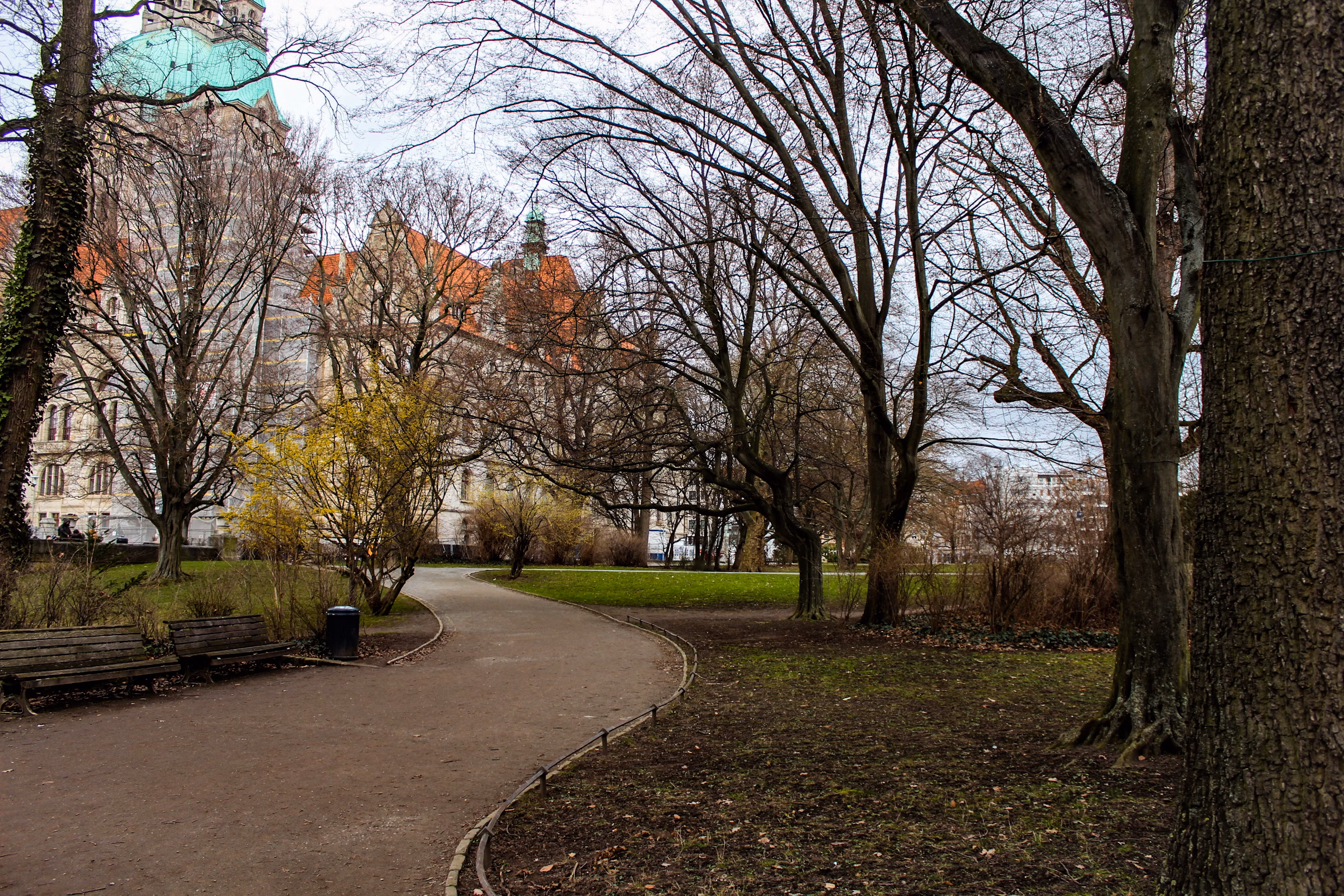 hannover unterkünfte für städtereisen - spaziergang durch hannovers parks und innenstadt